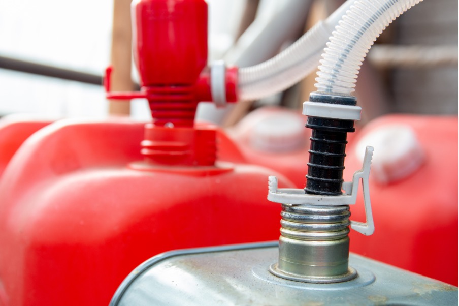 灯油を入れている様子