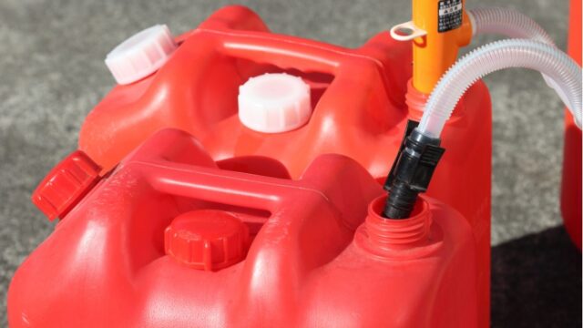 2つ並んだ灯油のポリタンク