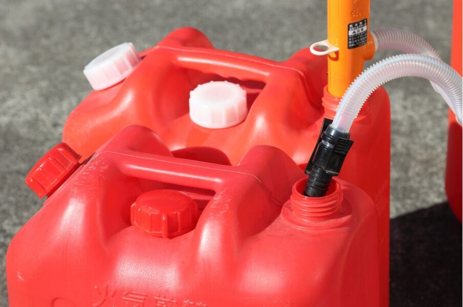 2つ並んだ灯油のポリタンク