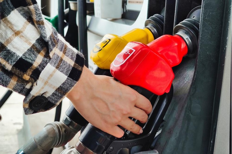 レギュラーガソリンを入れる人