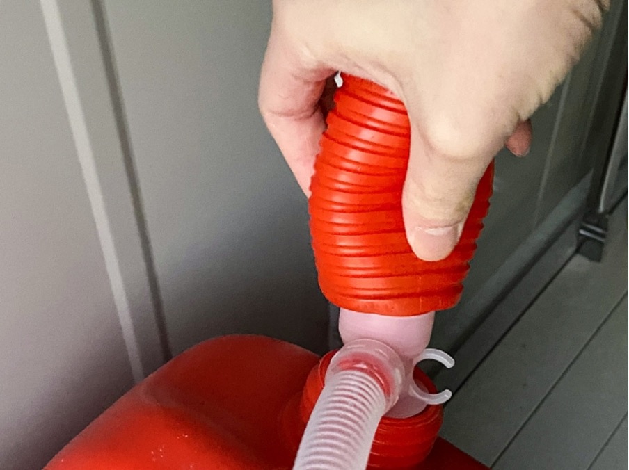 手動式灯油ポンプを使用する様子