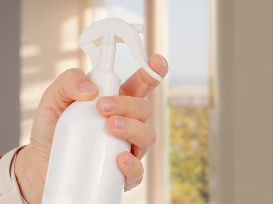 消臭スプレーを吹きかける人