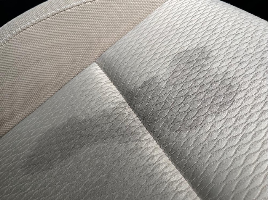 車のシートにこぼれた灯油