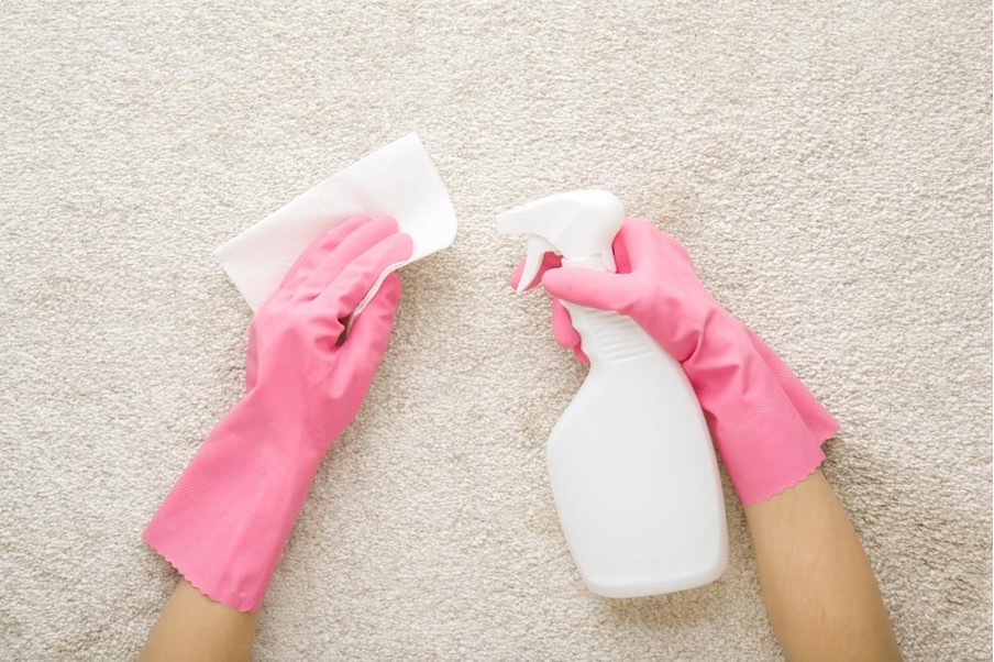 絨毯にこぼした灯油を拭き取る様子