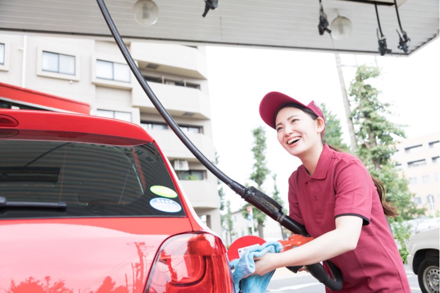 ガソリンを入れるスタッフ