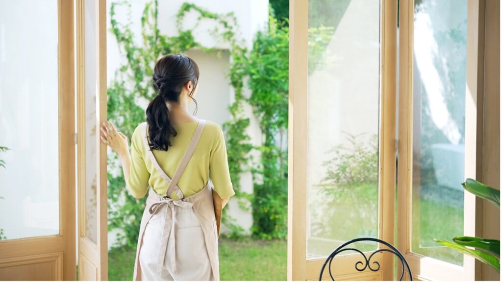 換気をする女性