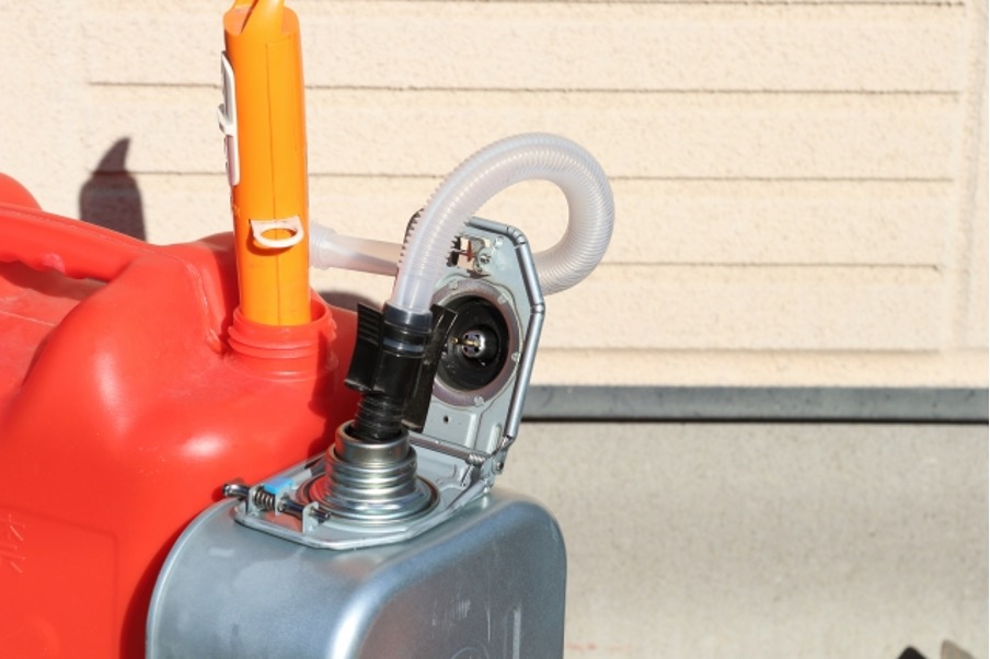 電動式ポンプで暖房器具のタンクに給油する様子