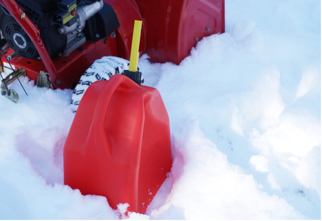 灯油用ポリタンクの周りに雪がたくさん積もっている様子
