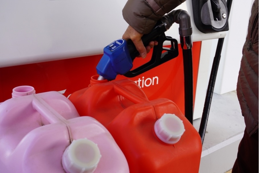 ガソリンスタンドで灯油を購入する様子