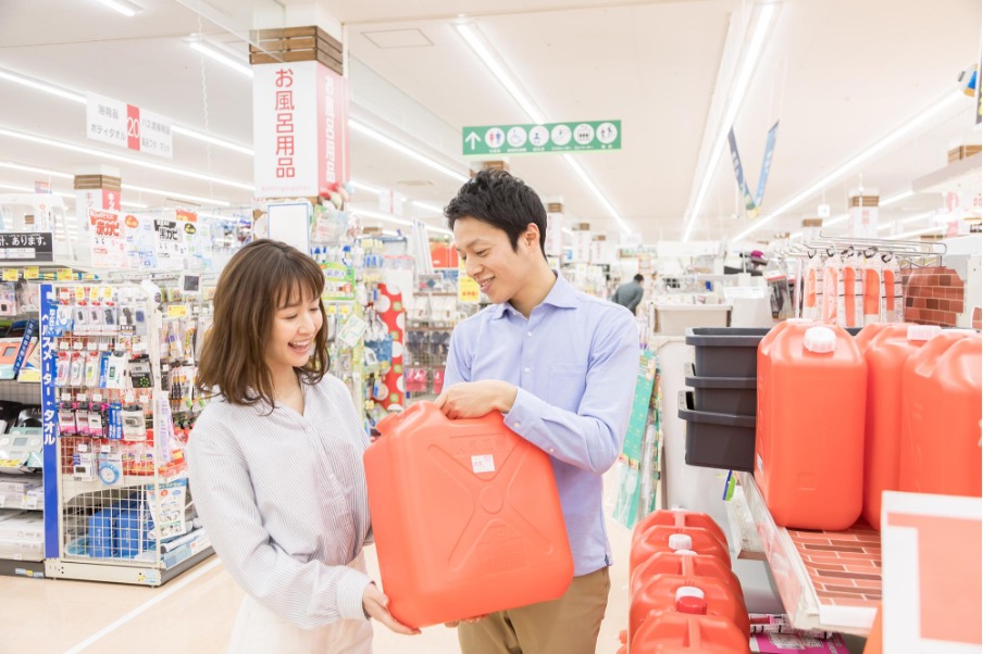 灯油タンクを購入する夫婦