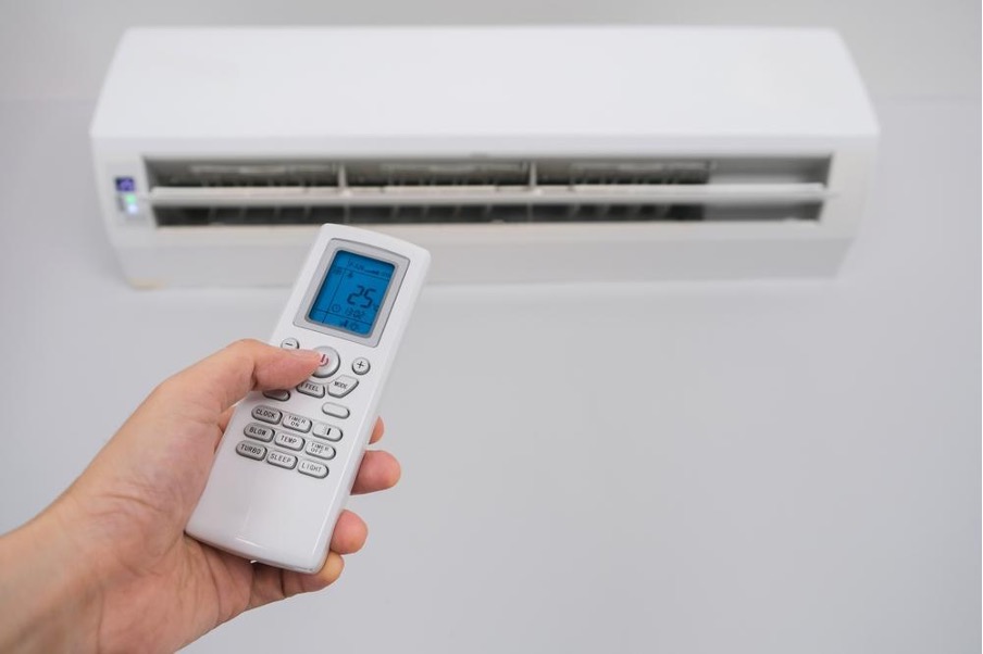 エアコンをつける様子