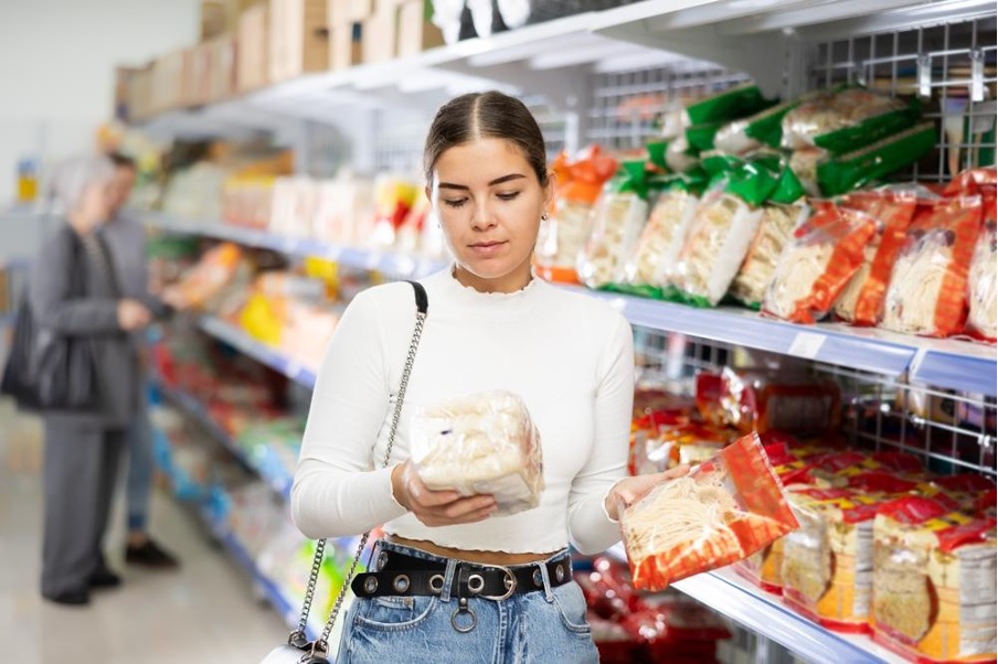 乾麺を選ぶ女性