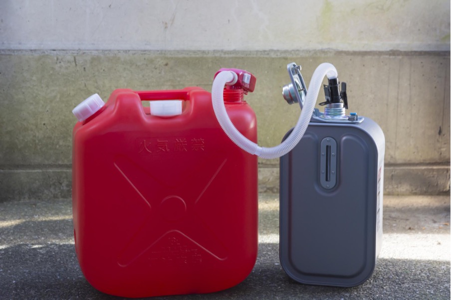 残った灯油を暖房器具のタンクに入れる様子