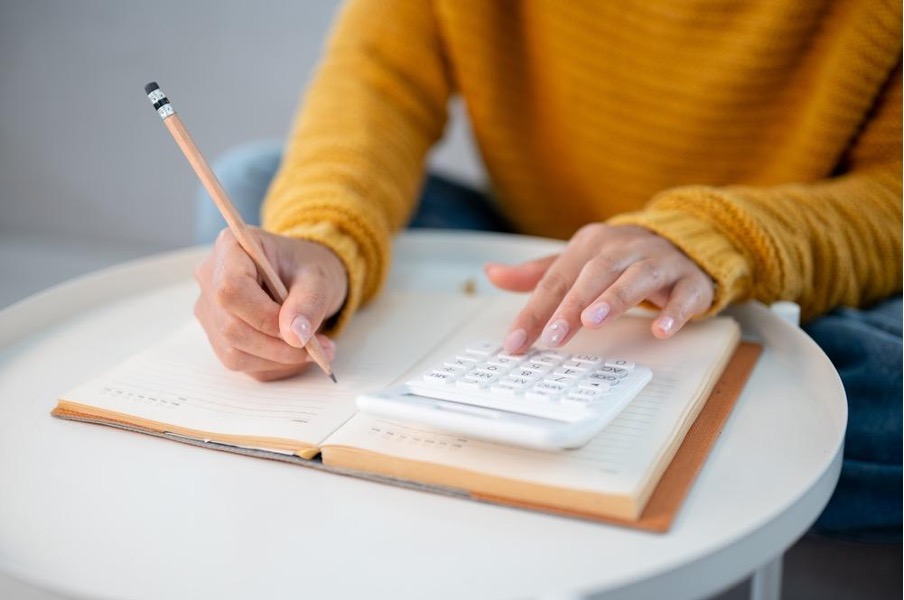 電卓を使って暖房費を計算する様子