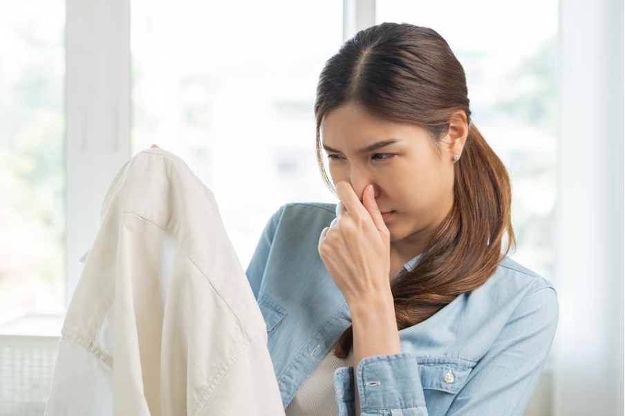 灯油の臭いがついた服