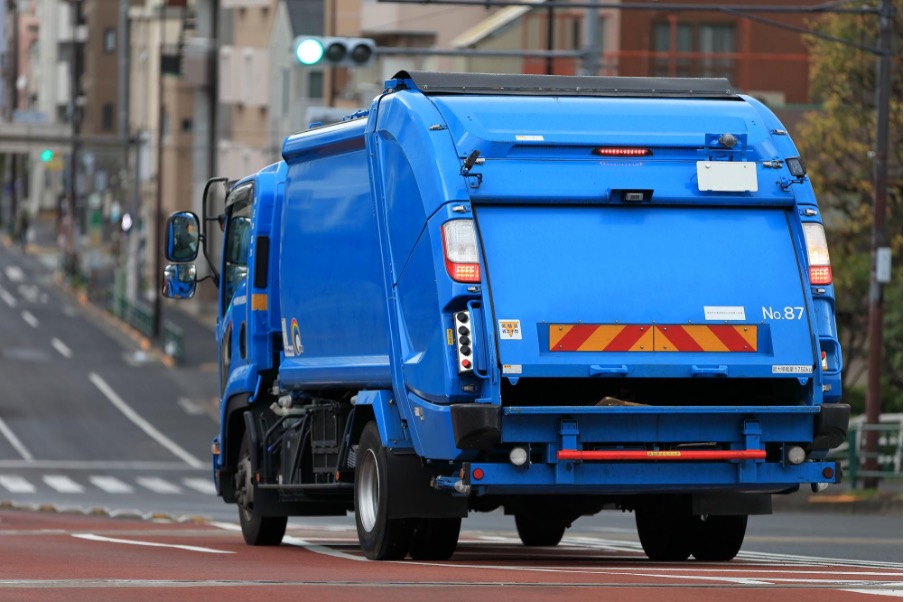 道路を走行するごみ収集車
