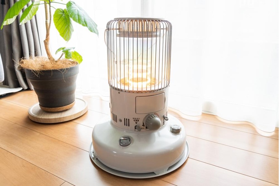 窓際に置かれた灯油ストーブ