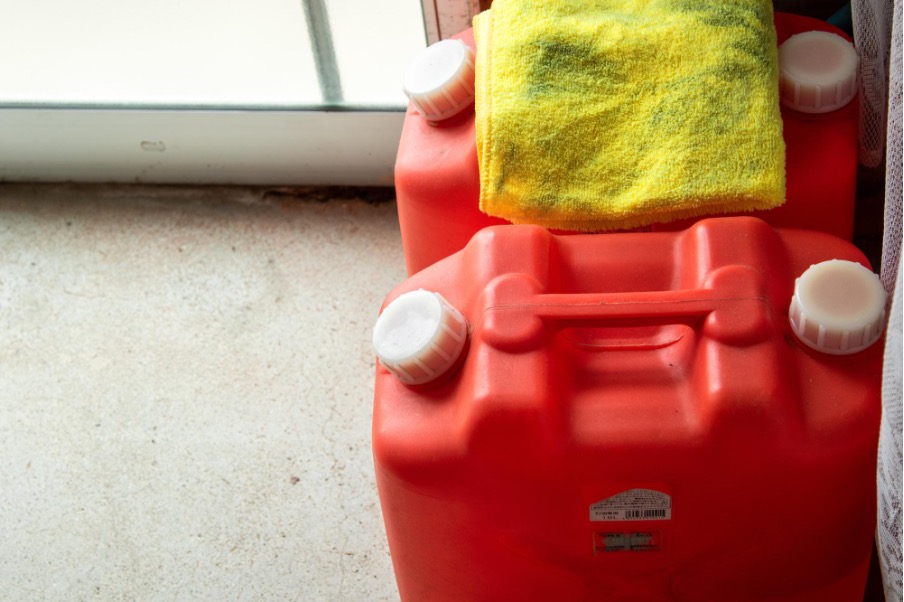 灯油タンクと雑巾