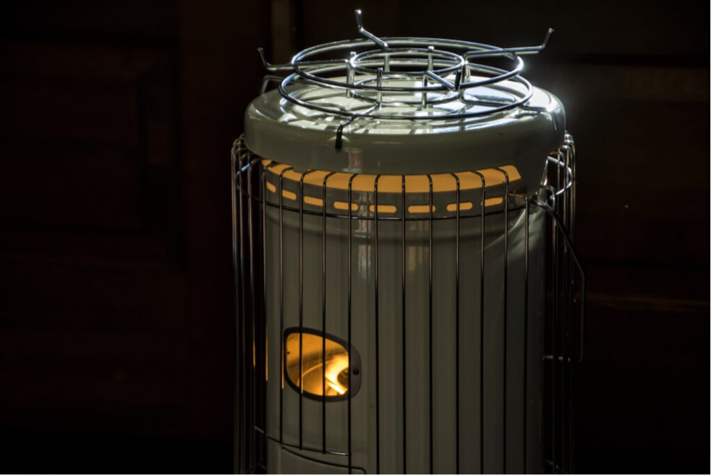 暗闇の中でつけられた灯油ストーブ