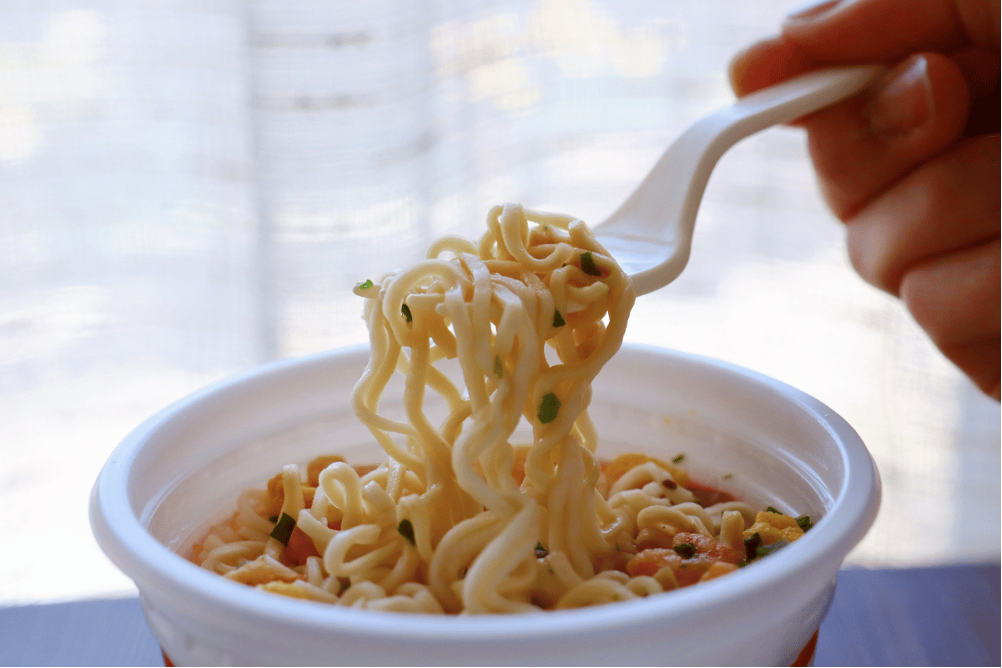 カップ麺を食べる人