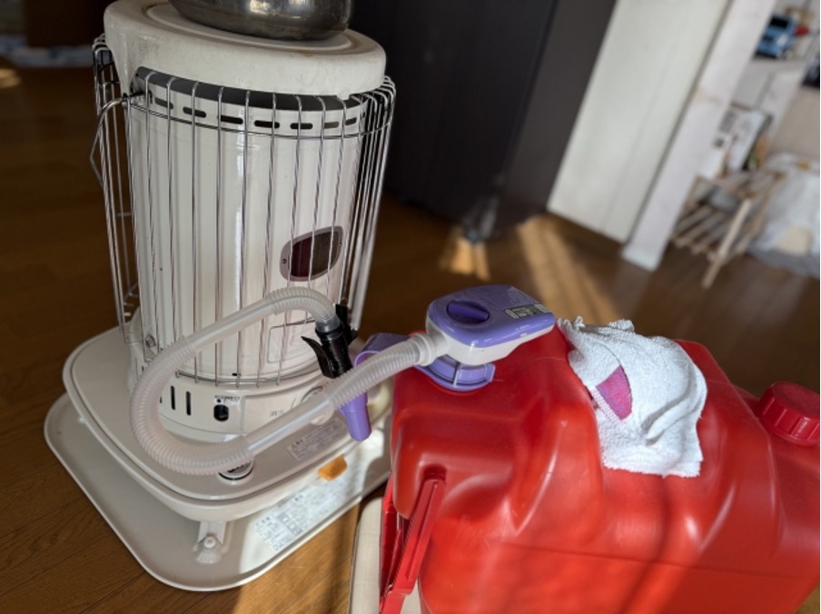 石油ストーブに給油する様子