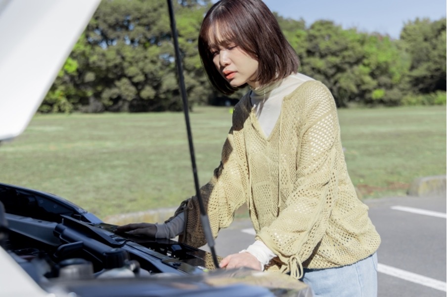 車が故障して困る女性