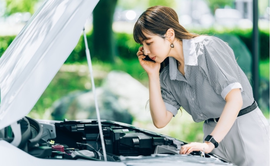 ロードサービスに電話する女性