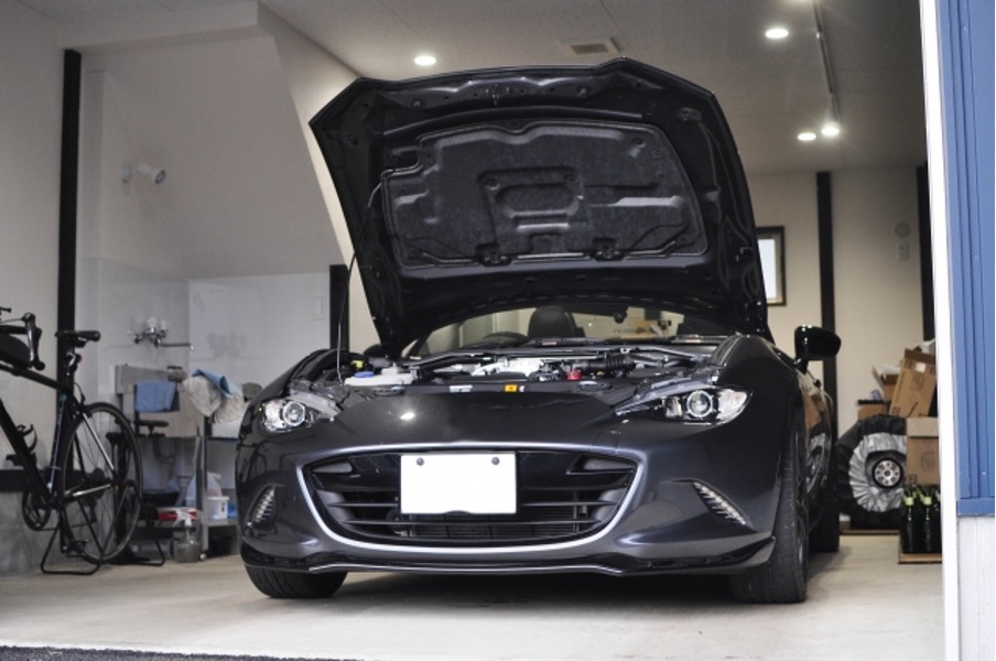 エンジンルーム点検中の車