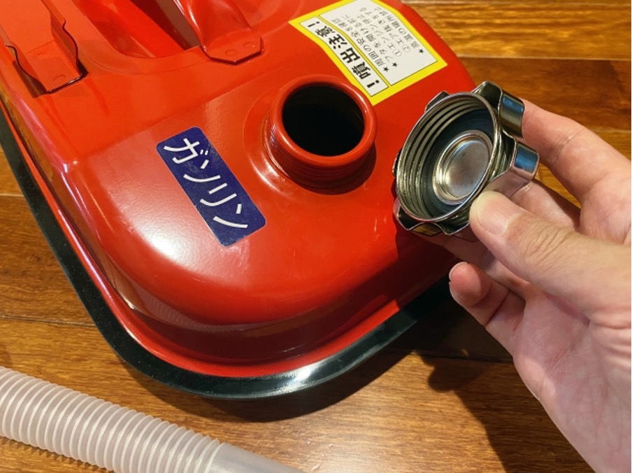 ガソリン携行缶のふたを開ける様子